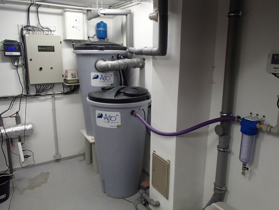 Systém recyklácie šedej vody: Voda zo sprchy putuje do akumulačnej nádrže, kde dôjde k jej mechanickému prečisteniu. Následne je prečerpaná do susednej nádrže, v ktorej voda zostáva uložená a je pripravená k druhotnému využitiu. Foto: archív firmy Asio