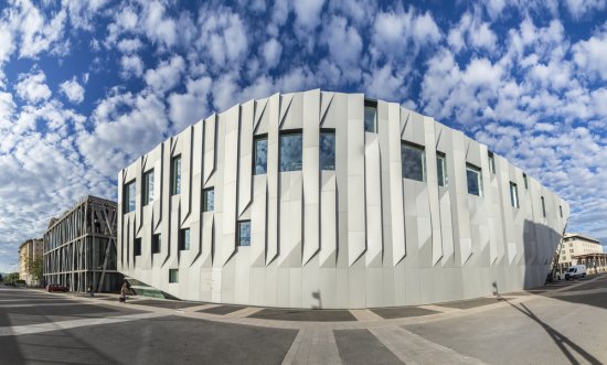 Budova konzervatória vo francúzskom Aix en Provence je kompletne obložená hliníkovým fasádnymi šablónami. Výhodou tohto materiálu je jeho takmer stopercentná recyklovateľnosť. foto: travelview