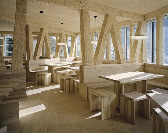 Tiež interiéry Monte Rosa Hut boli do bodky premyslené a výsledkom je presvetlený dizajnový priestor