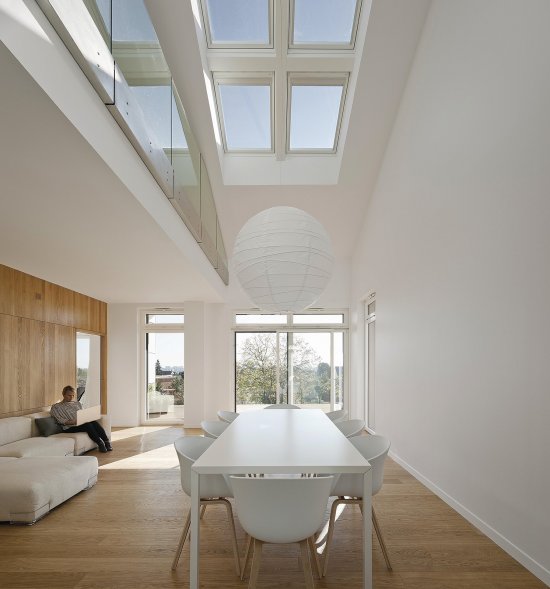 Interiér francúzskeho aktívneho domu Maison Air et Lumière je vďaka konceptu výrazne šikmej strechy schopný maximálne využiť slnečné žiarenie
