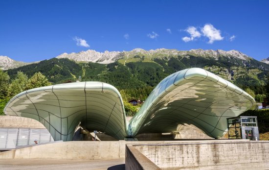 Zaha Hadid, autorka staníc lanovej dráhy Hungerburgbahn, vytvorila stavby, ktoré na pohľad vyzerajú, že levitujú. foto: ELEPHOTOS