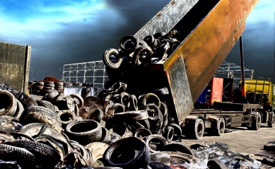 Za jedno z najvýznamnejších ekologických rizík je považovaný odpad v podobe pneumatík. foto: Budimir Jevtic
