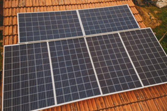 Energia zachytená fotovoltaickými panelmi je ukladaná do batérií typu LiFePO4, ktorých životnosť v bežnej dennej prevádzke činí viac ako 6000 cyklov