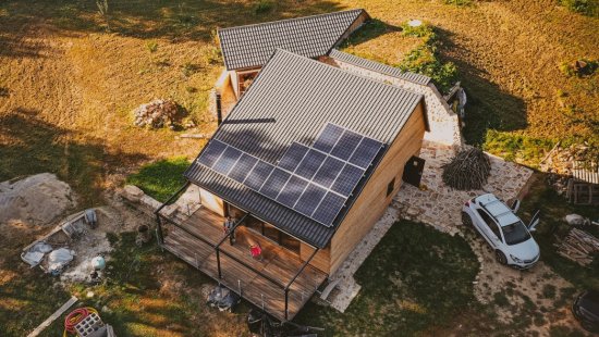 Táto fotografie ilustruje iný energeticky sebestačný dom nachádzajúci sa na samote v Zlínskom kraji. Jeho majiteľ - pán Martin Ručka - tu využíva či už solárnu energiu, tak akumulačné zariadenie Savebox Home. V období zimného nedostatku slnečného svitu potom vykuruje drevom v krbe.