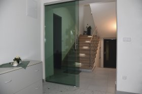 Ako efektívne predeliť priestory v interiéri bez úbytku svetla? Zvoľte sklo!
