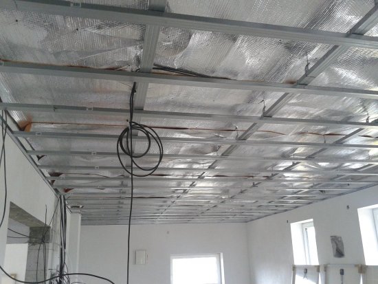 Izolácia vzduchovej medzery nad stropnou konštrukciou, ktorá bude osadená panelmi stropného vykurovania