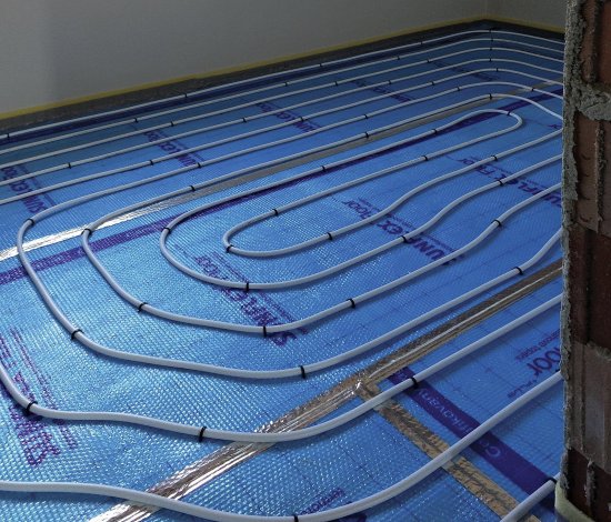 Použitie reflexnej fólie namiesto bežnej separačnej vrstvy zlepší tepelnú izoláciu podlahového polystyrénu