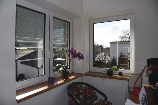 Plastové okná s trojsklami sú v 1. podlaží vybavené, kvôli ochrane pred slnečným impaktom, vonkajšími žalúziami