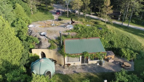 Dom kanadského vizionára Williama Lishmana je inšpirovaný architektúrou iglu. Stavbu tvorí vrchol kopca, na ktorom stojí. Je čiastočne zahrnutá zeminou, ale napriek tomu disponuje optimálnou presvetlenosťou a dostatkom čerstvého vzduchu. Zdroj fota: Youtube