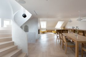 Premena podkrovia historického domu v unikátny trojpodlažný loft