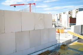 Výstavba s veľkoformátovými tvárnicami rieši problém s nedostatkom pracovníkov v stavebníctve a zvyšuje bezpečnosť práce na stavbe