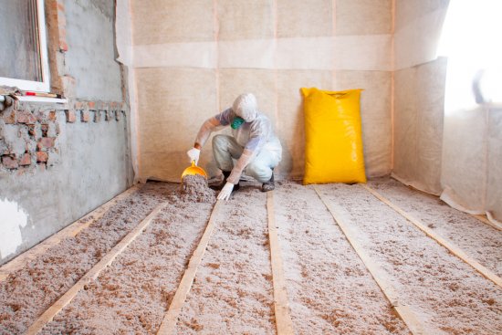 Ekologická tepelná izolácia podlahy domu z recyklovaného papieru. Foto: Mironmax Studio