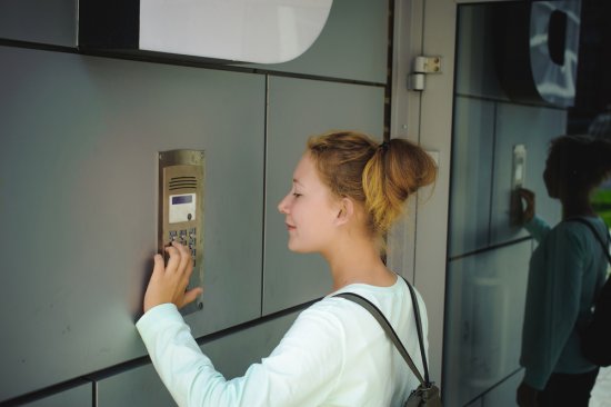 Čím ďalej častejšie sú elektronicky ovládané aj vchodové dvere. Pre prípad výpadku elektrického prúdu sú vybavené záložným zdrojom napájania. Foto: evgeniykleymenov