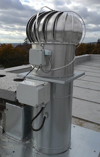 Hybridná ventilačná turbína s riadiacou jednotkou a pomocným ventilátorom (foto Lomanco)