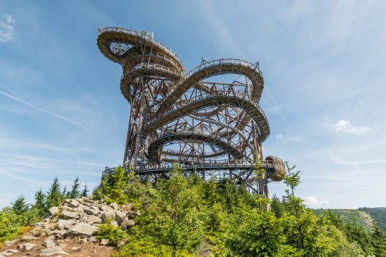 Zo samého vrchu vás čakajú výhľady na celý masív Králického Sněžníku s malebným údolím rieky Moravy. Zdroj: Jan Pasler, Shutterstock