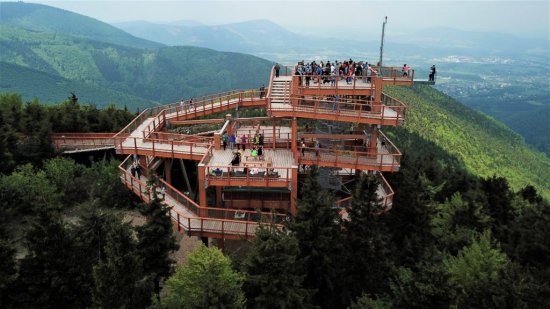 Súčasťou chodníka je jediný lanový chodník v ČR a najdlhšia Skywalk v Európe. Stavba sa tiež pýši himalájskym chodníkom, ktorý môžete použiť pre výstup na chodník. Zdroj: archív Chodníky Valašky