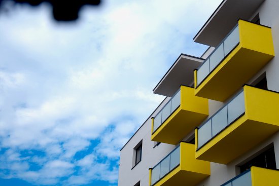 Výmena starých balkónových zábradlí za nové môže urobiť s vizážou bytového domu divy