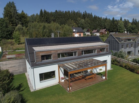 Solárne škridly ponúkajú v prepočte na m2 plochy porovnateľný výkon ako bežné fotovoltaické panely (Ilustrační Foto, zdroj T-Power)