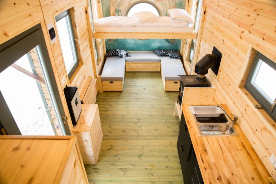 Typickým príkladom bývania na malom priestore sú aj obytné vozy či karavany, ktoré sú zariadené všetkým potrebným moderným vybavením. Zdroj: inrainbows