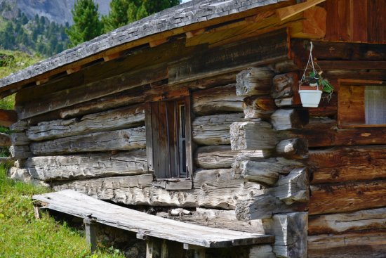 Pred odchodom z chaty pred zimou veľmi dobre skontrolujte, či obvodové konštrukcie objektu nevykazujú vady, ktoré by zapríčinili prípadné zatekanie do interiéru. Foto: D-VISIONS, Shutterstock