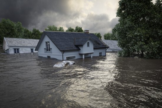 Voda sa často dostane až do úrovne okien. Pre takéto prípady je možné protipovodňovú zábranu nainštalovať aj na nich. Foto: 2M media, Shutterstock