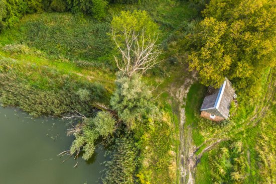 Ani na samote pri lese sa dnes nemusíte zriekať technologických výdobytkov modernej doby. Aj bez dostupnosti verejných distribučných sietí možno mať v dome zavedenú elektrinu a vodu. Foto: NetVideo, Shutterstock