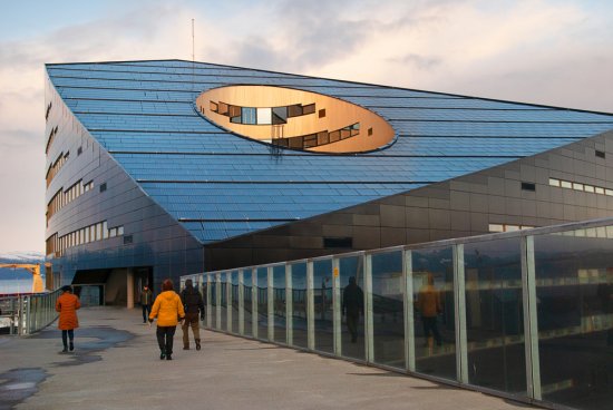 Kancelárska budova Powerhouse Brattørkaia v nórskom Trondheimu je najsevernejšie položenou energeticky pozitívnou stavbou. Časť ich fasád a zvažujúca sa strecha sú pokryté fotovoltaickými panelmi.  Foto: tufo, Shutterstock
