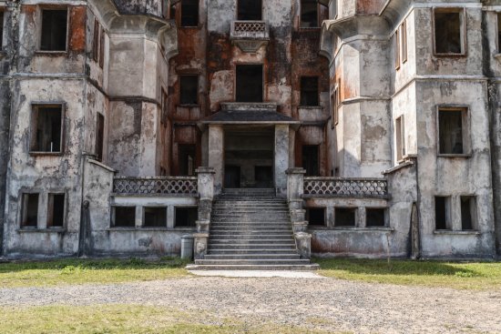 Strašidelný vzhľad budovy bol využitý mnohými filmármi k natočeniu hororov. Hotel láka tiež milovníkov urbexu. Zdroj: Chawranphoto, Shutterstock