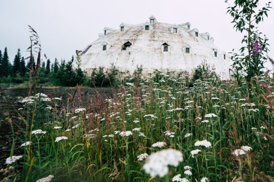 Monstrózny hotel v tvare iglu sa nachádza doslova uprostred ničoho, čo mu len dodáva strašidelný nádych. Zdroj: melissamn, Shutterstock