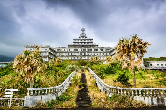 Pozemky japonského hotelového komplexu Hachijo Royal sú teraz tiež zarastené tak, že hraničia s džungľou. Zdroj: Sean Pavone, Shutterstock