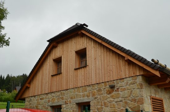 Foto č.5 - Príklad dreveného obkladu tehlového štítu
