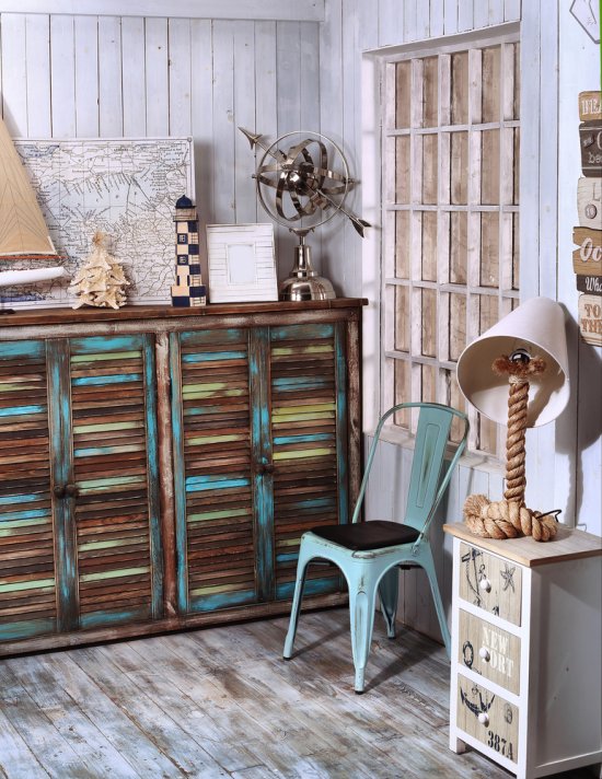 Vráťte starému nábytku jeho zašlú krásu pomocou patinovania. Pomocou niekoľkých vrstiev farby a brúsky získate unikátny kúsok pre svoj interiér. Zdroj: Lapin, Shutterstock