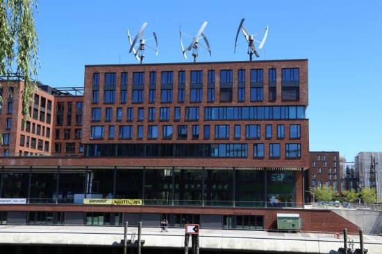 Strecha sídla Greenpeace v hamburskej štvrti HafenCity je osadená veternými turbínami. Okrem veternej energie objekt čerpá pre svoju prevádzku tiež energiu geotermálnu a solárnu. Foto: klauscook, Shutterstock