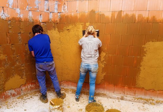 Hlinené omietky dobre akumulujú teplo a pohlcujú nadbytočnú vlhkosť aj potenciálne škodlivé látky. Foto: Josef Klopačka