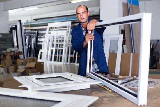 Nové výrobné procesy umožňujú plne recyklovať či už odpadový materiál z výroby, tak celé staršie okná s rámami z polyvinylchloridu. Foto: Iakovou Filimonov