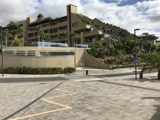 Zelené strechy na hotelovom komplexe v ulici Fernanda Lopeze Arvelo, Costa Adeje, Tenerife. Foto: Jiří Hejhálek