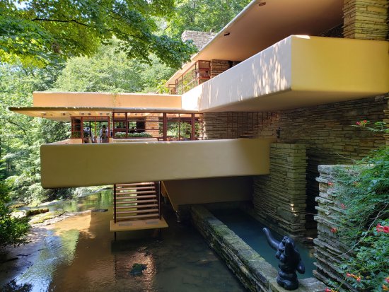 Časť rezidencie Fallingwater bola postavená nad riekou Bear Run. Zdroj: Prosper106