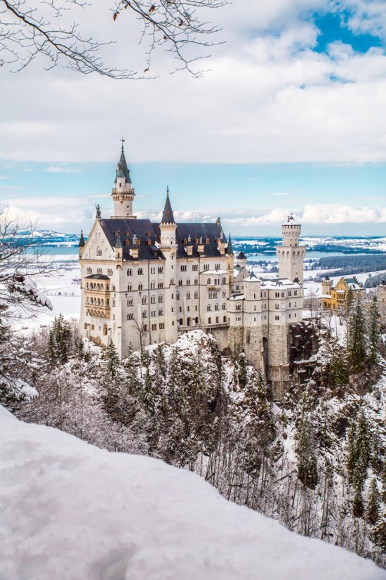 Neuschwanstein je veľkolepý zámok umiestnený na vysokom skalnatom vrchu v Alpách. Zdroj: Natalia Kabliuk
