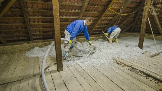 Tekutý polystyrén má výhodu v tom, že obtečie všetky prekážky a vyrovná prípadné nerovnosti. (foto: Peter Juráš)