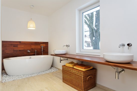K najodolnejším materiálom do kúpeľne patrí drevo exotických stromov. Používa sa na neho špeciálna impregnácia a to raz až trikrát ročne. K údržbe postačí teplá mydlová voda a jemná kefka. Zdroj: Photographee.eu, Shutterstock