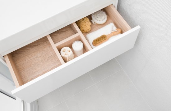Do kúpeľne vyberajte ideálne nábytok s odolnými plastovými ABS hranami v hrúbke od 0,5 - 2 mm. Vyvarujte sa obyčajným papierovým hranám. Zdroj: Didecs, Shutterstock