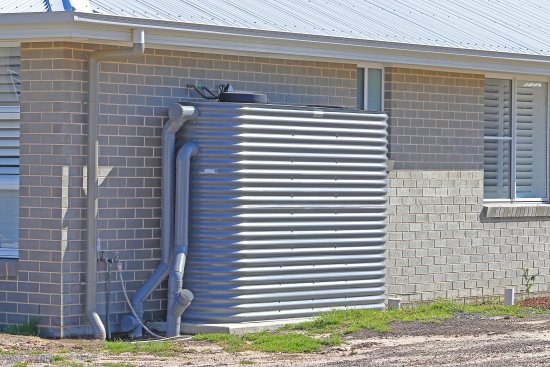Systém využívania dažďových vôd tvorí nátok s filtračnými prvkami, vlastnou akumulačnou nádržou, čerpacia technika a bezpečnostný prepad do kanalizácie či vsaku. Zdroj: Douglas Cliff, Shutterstock
