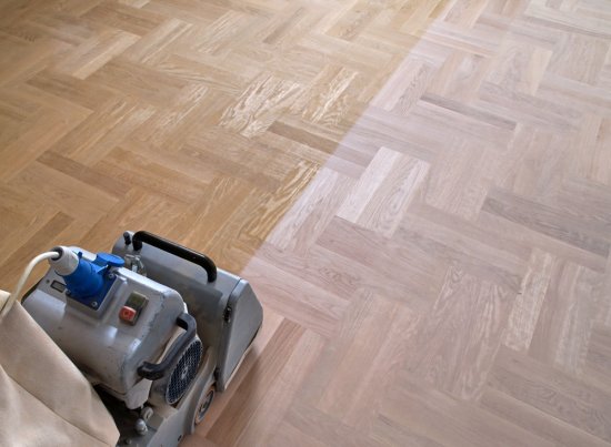 Podlaha musí byť pred vykonaním náteru starostlivo pripravená, napríklad zbrúsená. Foto: taurusphoto, Shutterstock