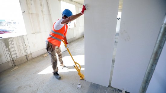 Konštrukčne vystužené priečkové panely Ytong sa vyrábajú na mieru podľa aktuálnej výšky. Tá môže byť až 3 metre.