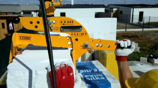 Prvky Ytong Jumbo znižujú nároky na personál a používajú sa pre nosné i nenosné obvodové a vnútorné steny, stužujúce, výplňové a požiarne steny nízkopodlažných aj viacpodlažných budov.