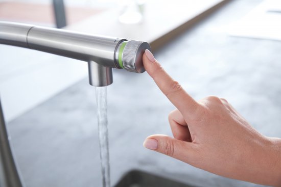 Drezová batéria GROHE Zedra s vyťahovacou sprchou a technológiou SmartControl umožňuje reguláciu prúdu vody a jej teploty jednou rukou.