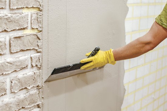 Pohľadový betón sa kvôli cene neobjavuje v bytoch príliš často, zato betónové stierky áno. Zdroj: Kartinka, Shutterstock