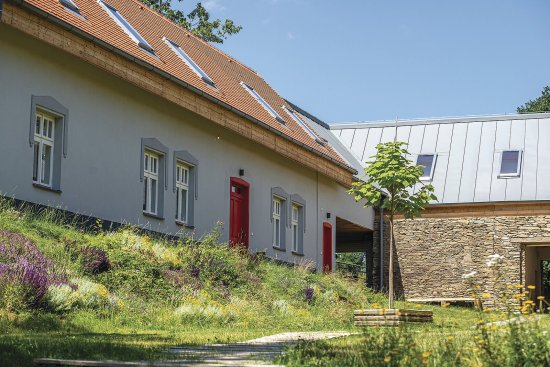 Od začiatku bolo hlavným zámerom ponechať miestu ducha vidieckeho sídla. Nápomocné pritom boli predovšetkým použité materiály ako drevo, kameň či pálené strešné škridly. Foto: Jan Vítek, archív samoty Hojšín