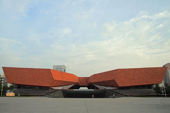 Mohutný objekt Múzea sinchajskej revolúcie v čínskom Wu-chane je obložený 30 000 m2 červeného fotokatalytického sklovláknobetónu. Foto: Andrew Babble, Shutterstock