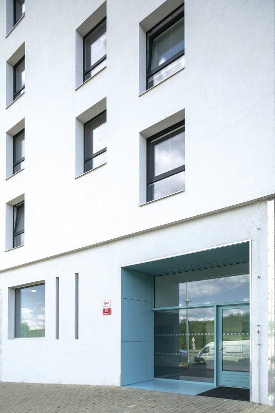 Výrazným fasádnym prvkom sú netradične delené okná značky VEKRA, ktoré podčiarkujú celkový minimalistický ráz stavby.